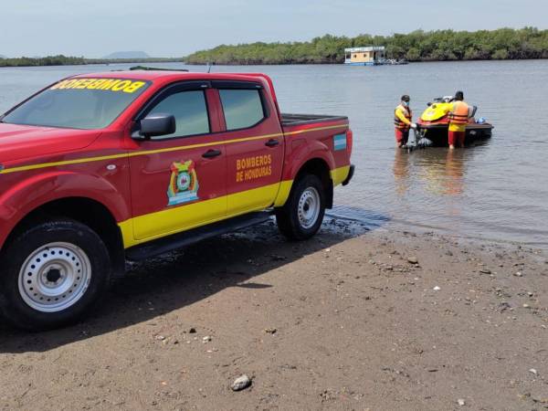 El Cuerpo de Bomberos de Honduras realizó el rescate del cadáver del pescador.