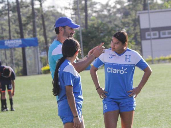 Mario Abadía dando instrucciones a sus dirigidas.