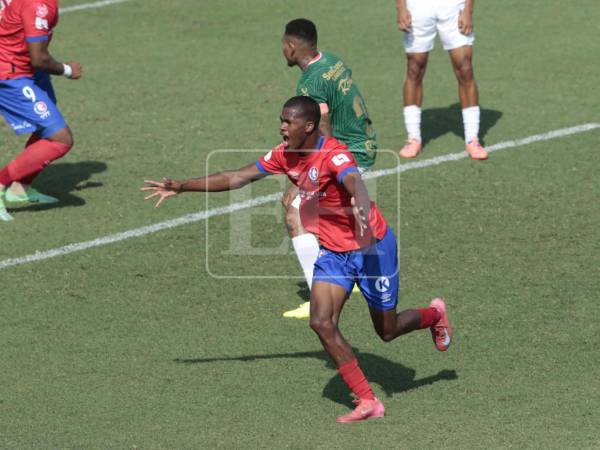 David Flores aprovechó en centro de con un certero cabeza puso a ganar al Olimpia.