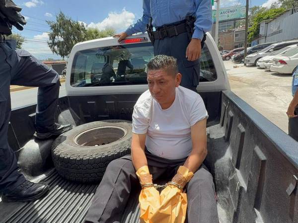 El detenido fue trasladado para ser presentado ante los tribunales de justicia.