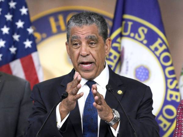 El líder del Caucus Hispano del Congreso (CHC) de Estados Unidos, Adriano Espaillat.