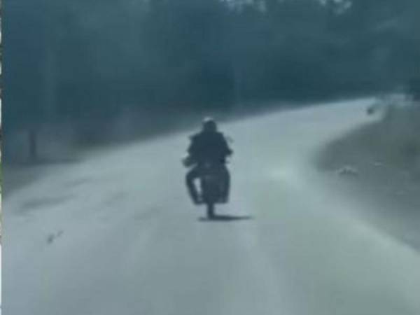 El motociclista se trasladaba a alta velocidad cuando impactó contra un carro, tras invadir su carril.