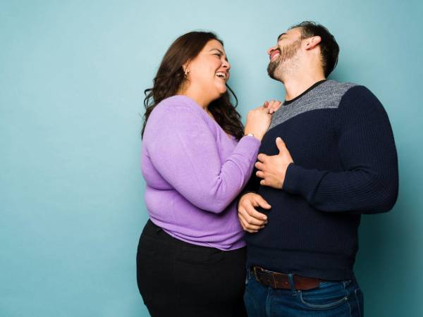 Comer juntos, compartir rutinas y hasta gestionar emociones en pareja puede influir en el aumento de peso.