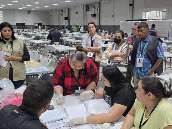 Tras más de una semana de retraso y disturbios, el CNE inició este jueves el escrutinio especial con la revisión de 2,792 actas con inconsistencias.