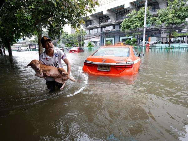 Bangkok declaró este sábado el estado de desastre en sus 50 distritos por las inundaciones derivadas de las fuertes lluvias que se acumulan desde hace más de 24 horas en la capital tailandesa. Aquí más detalles.