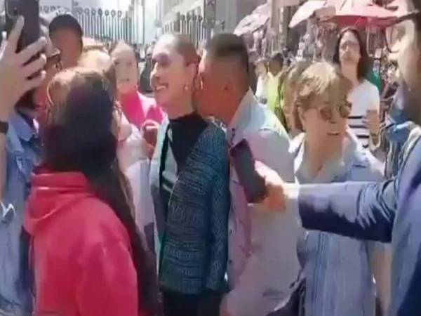 El momento quedó captado en video y pese a sentirse muy incómoda, la presidenta de México, Claudia, Sheinbaum, le dijo que se tomaría una fotografía con él. Aquí las imágenes.