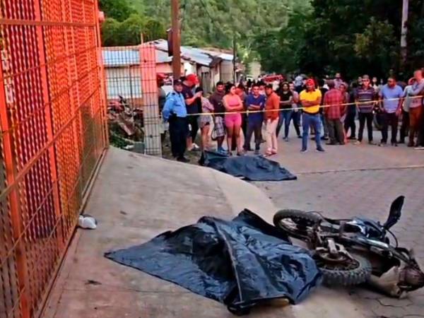 Los cuerpos quedaron uno a pocos metros del otro. Varios curiosos se hicieron presentes a la escena del crimen.