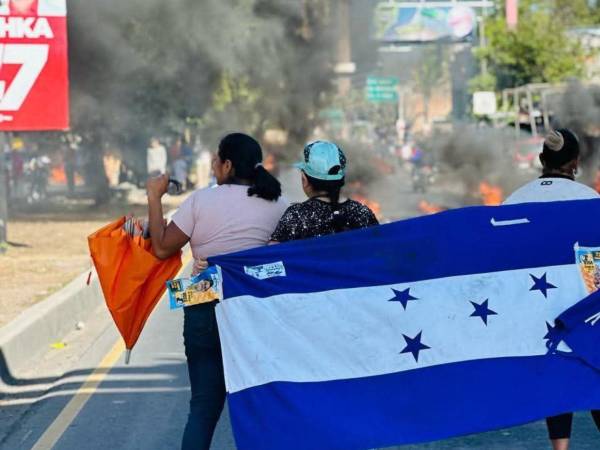 Son varios los centros de votación que pasadas las 2 de la tarde apenas comenzaban a recibir las urnas desatando el malestar de la gente.