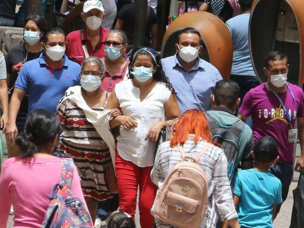 La población deberá volver al uso obligatorio de mascarillas en ciertos lugares públicos.