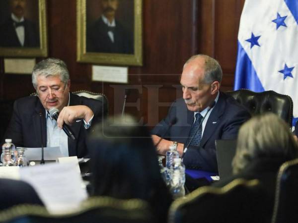 También anunció la eliminación del alquiler de vehículos blindados y la reducción de gastos en combustible y arrendamiento de edificios.