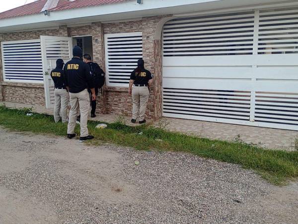 La Atic ejecuta los allanamientos en viviendas y negocios en el centro de Olanchito, en el departamento de Yoro.