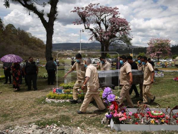 En medio de escenas de dolor, familiares y amigos dieron el último adiós a varias de las víctimas del accidente de tránsito ocurrido en La Ceibita, Quimistán, Santa Bárbara, que dejó nueve personas fallecidas.