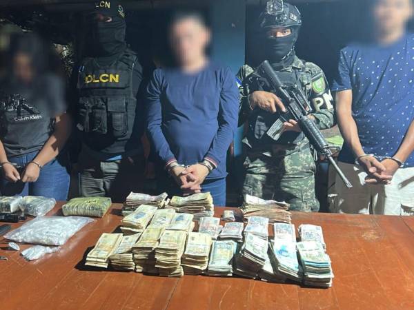 Los tres detenidos en el barrio La Trinidad de Catacamas, fueron fuertemente custodiados por efectivos militares y de la DLCN.