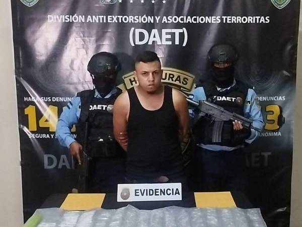 Agentes de la DAET capturaron en la colonia Vegas del Country a Óscar Enrique Ponce Colindres, conocido en el ámbito criminal con el alias de “El Oca” en posesión de drogas.