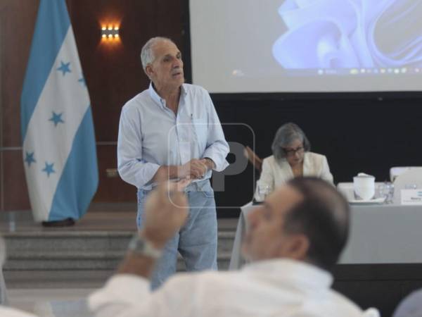 Asfura llegando a un hotel sampedrano para reunirse con empresarios.