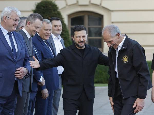 El presidente de Honduras, Nasry 'Tito' Asfura, llegó este viernes a Ucrania, en su primera visita a este país y rindió en Kiev con su homólogo ucraniano, Volodímir Zelenski, homenaje a los soldados caídos en la guerra con Rusia, que se encuentra en su quinto año. Aquí las imágenes.