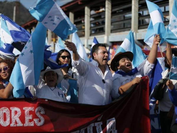 Juan Diego Zelaya, el virtual candidato a la alcaldía de Tegucigalpa por el Partido Nacional, encabeza la marcha.
