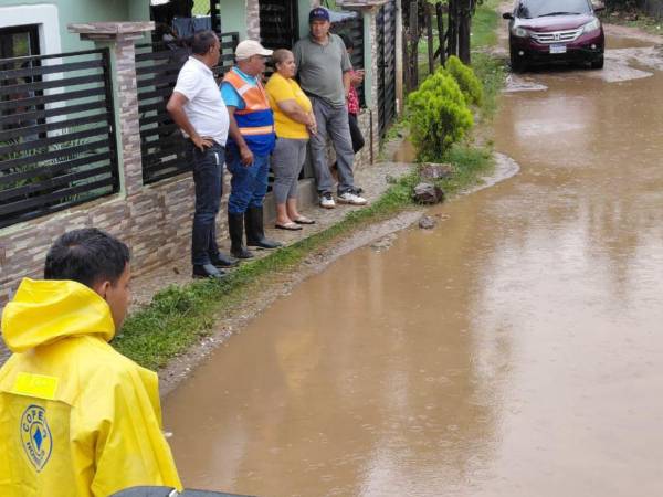 Cinco municipios de Olancho permanecen en alerta verde, mientras las autoridades buscan a dos personas desaparecidas en río Patuca.