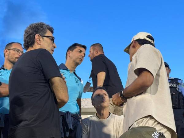 Francis Hernández y José Molina no pierden tiempo y se reunen con futbolista en pleno partido