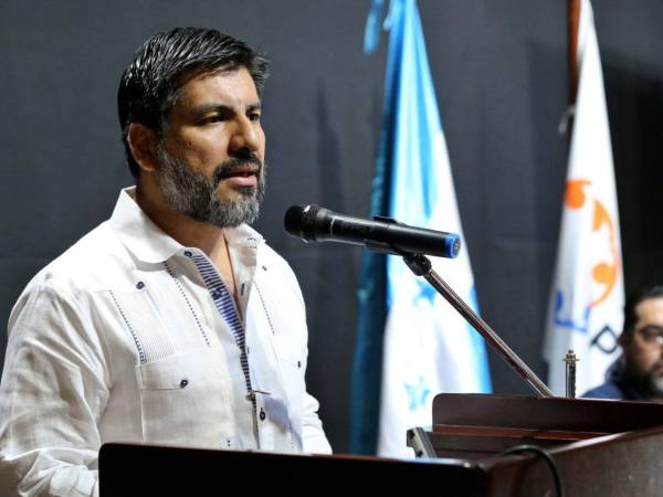 Johel Zelaya fue suspendido como fiscal general tras la admisión de un juicio político; Marcio Cabañas asumió el cargo de forma interina.