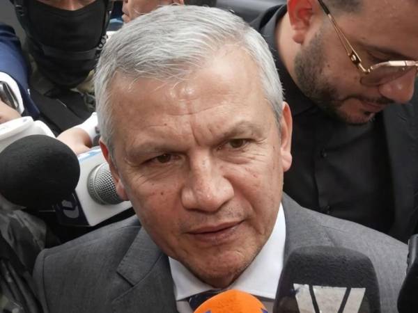 Defensores de derechos humanos alertan sobre vigilancia cerca de sus oficinas y viviendas tras exigir agilizar proceso contra Roosevelt Hernández.