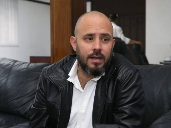 Según el ministro, tras esa modificación se levantó el pavimento existente, se dañó la calle y posteriormente se dejó de pagar al contratista.