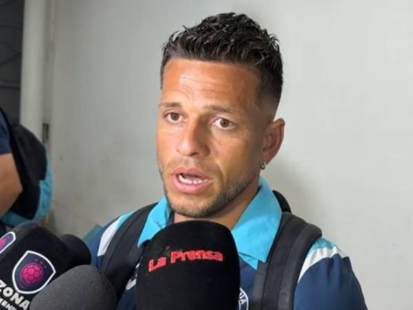 Marcelo Santos atendiendo a los medios en la zona mixta.