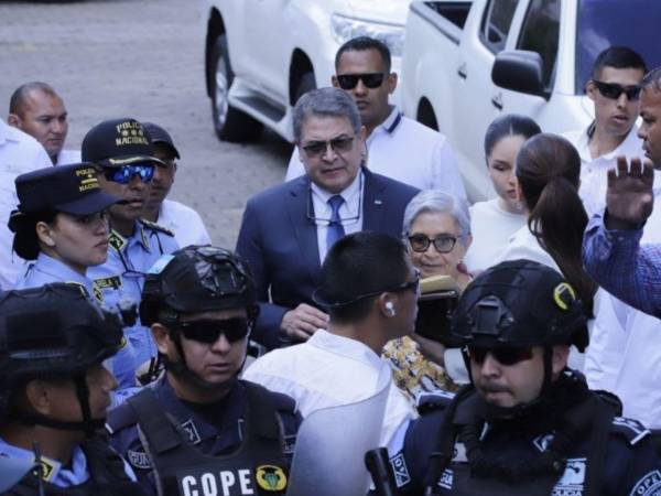 Juan Orlando Hernández es acusado de los delitos de fraude y lavado de activos, al señalarlo como beneficiario de una parte de los fondos que habrían sido desviado entre 2010 y 2013.