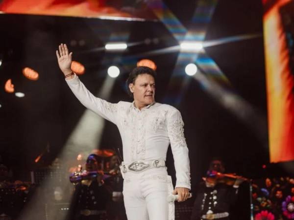 El cantante mexicano Pedro Fernández, a punto de cumplir 50 años de carrera, asegura que su música ha trascendido generaciones y seduce cada vez más a público no latino en su gira por Estados Unidos, ‘Ave Fénix Tour’.