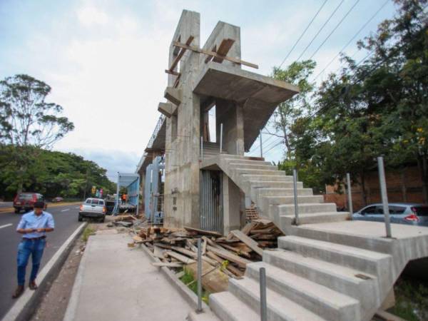 El puente peatonal del bulevar Fuerzas Armadas contará con estructuras adaptadas a los pacientes que se dirigen a la Teletón.