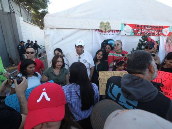 La protesta del alcalde Jorge Aldana frente al Infop genera molestia entre capitalinos, quienes exigen que retome sus funciones hasta enero y supervise obras estancadas desde hace meses.