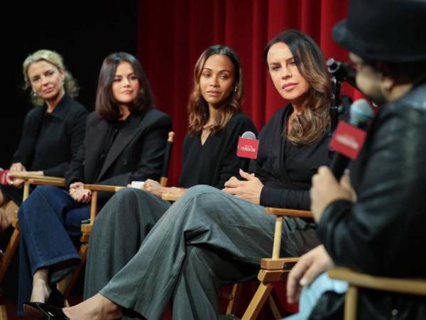 Karla Sofía Gascón, nominada al Oscar a mejor actriz por Emilia Pérez, ha desactivado su cuenta en X tras la reaparición de antiguos tuits controversiales. La actriz señaló en un comunicado enviado a The Hollywood Reporter que la decisión responde al impacto que la polémica ha tenido en su vida personal y familiar.