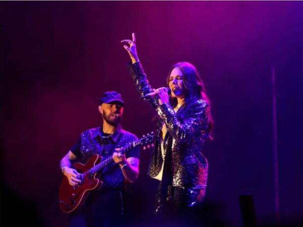 “He decidido tomarme un tiempo para estar con mi familia, cuidar de mí y darme el respiro que hoy siento que necesito, dijo Jesse al anunciar la pausa. En esta imagen los hermanos en un concierto en Tegucigalpa.