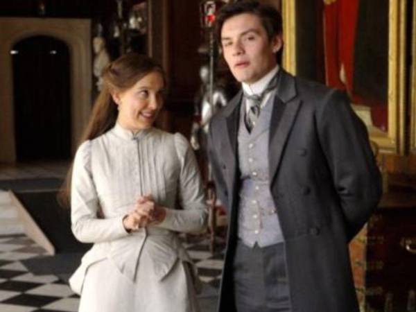 Millie Bobby Brown vuelve a ponerse en la piel de Enola Holmes en una nueva película que ya lidera el ranking semanal de Netflix.