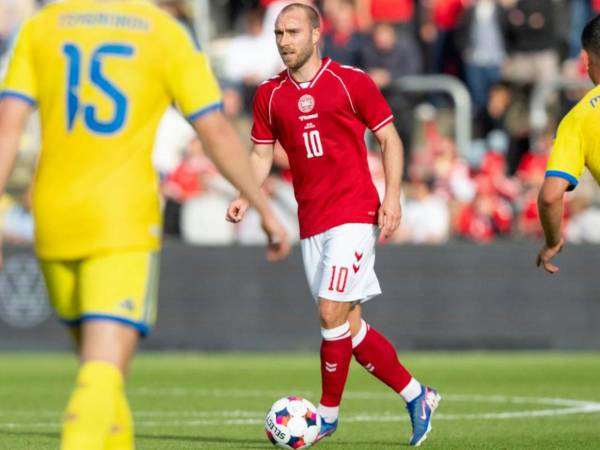 Christian Eriksen sufrió una caida en el partido de su selección ante Ucrania.