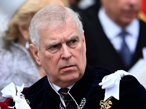 La caída en desgracia aparentemente definitiva del príncipe Andrés, hermano del rey Carlos III, tras renunciar a todos sus títulos y honores reales, culmina más de tres décadas de polémicas que han lastrado la reputación del que fuera el hijo predilecto de la difunta reina Isabel II.