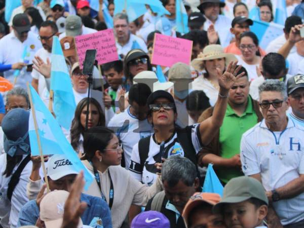 Centenares de personas abarrotaron el bulevar Suyapa de Tegucigalpa al sumarse a la caminata convocada por las iglesias Católica y Evangélica con el fin de orar por la paz y democracia del país. Más imágenes a continuación.