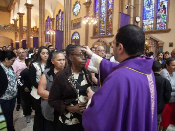 Centenares de creyentes asistieron desde primera hora de la mañana de este miércoles -18 de febrero- a los diferentes templos en sus países, incluyendo Honduras.