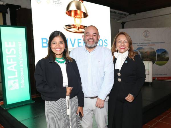Tania Lozano, gerente de Mercadeo de LAFISE; Adolfo Pineda, presidente de CANATURH y Rebeca Ávila, viceministra de Turismo coincidieron en apoyar a los empresarios del rubro gastronómico.