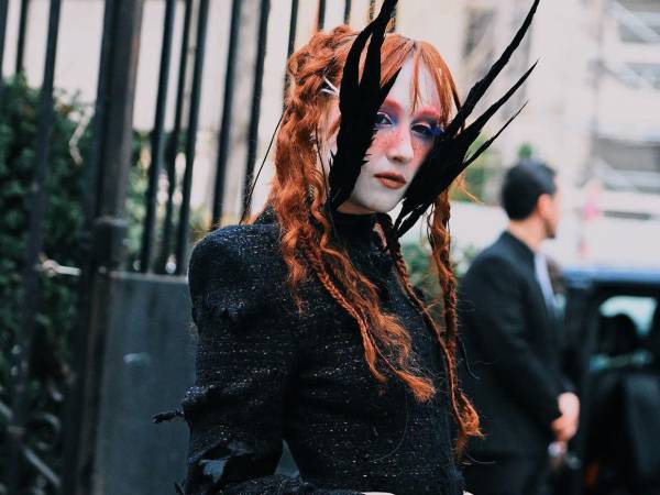 Chappell Roan, la cantante de 27 años, ha compartido detalles sobre su vida amorosa, revelando que lleva seis meses en una relación seria con una chica con la que había salido previamente, antes de alcanzar la fama.