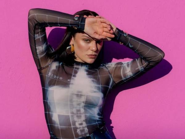 La cantante británica <b>Jessie J</b>, de 37 años, reveló en una entrevista con The Sunday Times el momento en que rompió en llanto al ver por primera vez las cicatrices que le dejó la cirugía a la que se sometió en junio para tratar un <b>cáncer de mama.</b>