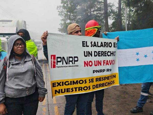 Empleados del PNRP bloquean carreteras en Villanueva, La Ceiba y El Progreso, exigiendo el pago de tres meses de salarios atrasados.