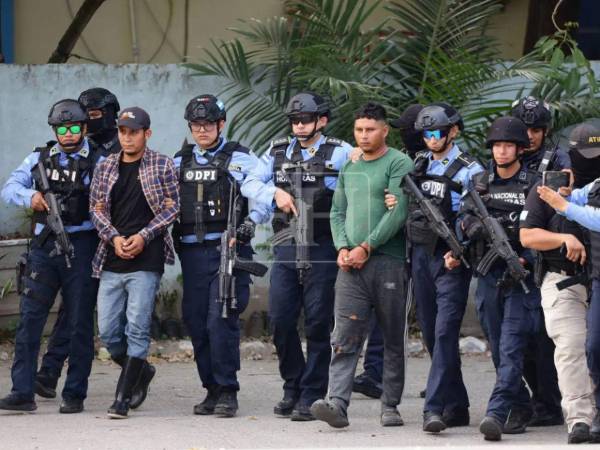 Los siete presuntos integrantes de la banda Los Canechos fueron trasladados a los juzgados de San Pedro Sula para la audiencia de declaración de imputados.