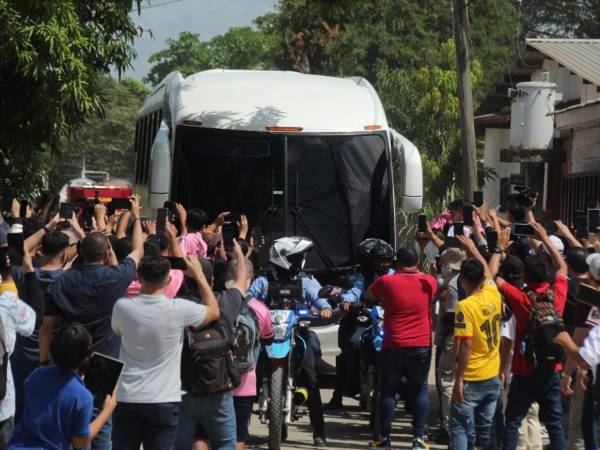 Los hondureños admiraron el autobús que trasladó a los jugadores del Inter de Miami, mientras la Policía Nacional le daba resguardo.