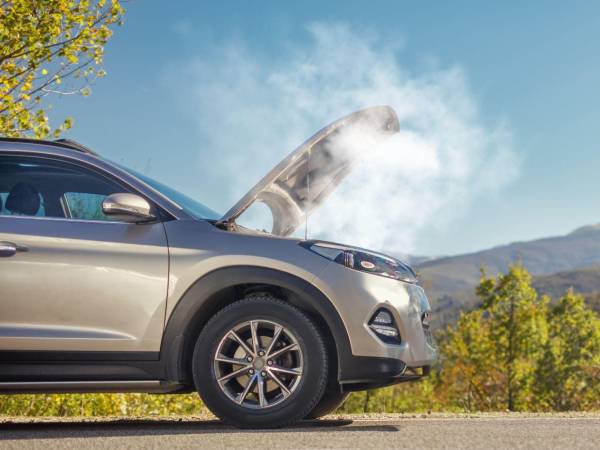 En la mayoría de los vehículos modernos, el sistema de refrigeración opera bajo presión controlada de entre 13 y 16 psi (aproximadamente 0.9 a 1.1 bar). Esa presión eleva el punto de ebullición del refrigerante hasta unos 120 °C, lo que permite que el motor trabaje a temperaturas más altas sin hervir el líquido.