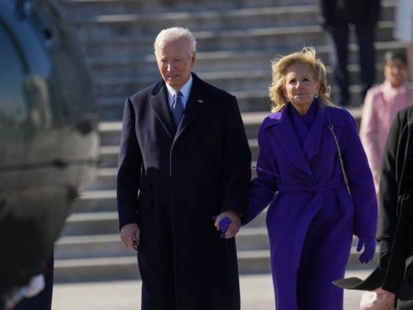 Momento en que Joe Biden y su esposa Jill se retiraban tras entregar el poder al nuevo presidente de Estados Unidos.