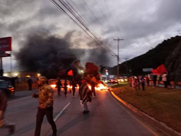 La Policía Nacional llegó a la zona donde se llevaba a cabo la protesta de militantes del partido Libertad y Refundación (Libre), quienes provocaron un intenso congestionamiento vehicular. Aquí las imágenes.