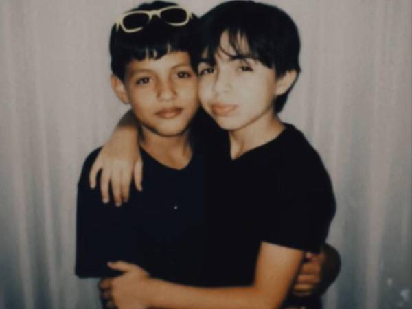 La tarde del domingo, Elvis Eliú Bautista, su hermano menor, su primo y sus amigos se encontraban jugando cerca de la quebrada La Primavera, en la residencial Los Arcos, en San Pedro Sula. El menor cayó al agua tras intentar sacar la chancleta de su hermano y fue arrastrado por la corriente. Esto dejó a su hermano: