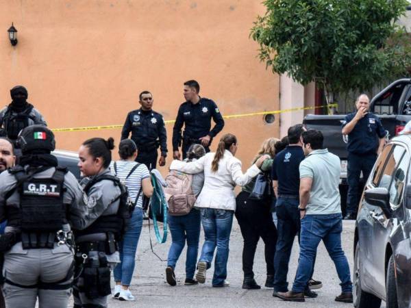 La subdirectora de una escuela murió y otras cuatro personas resultaron heridas tras un ataque perpetrado este jueves 01 de octubre por dos exalumnos de 18 años de edad al interior de un plantel educativo ubicado en Torreón, en el norteño estado mexicano de Coahuila.