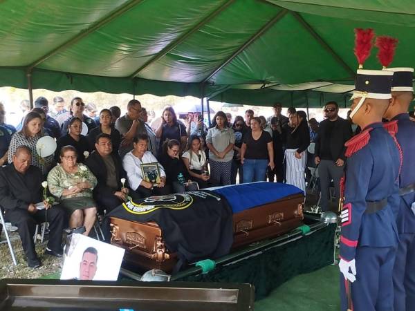 En el cementerio San Miguel Arcángel de Tegucigalpa, fue sepultado en comisario póstumo Lester Josué Amador Herrera, donde estuvieron presente familiares, amigos y miembros de la cúpula policial.